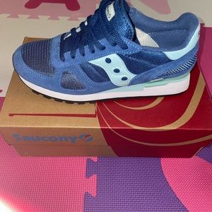 Saucony sneaker women size 9 ** previously listed by mistake as a size 8 **